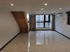 <b class=redBold>奥园峯荟</b> 房子对面是绿地草坪 一房一厅 拎包入住